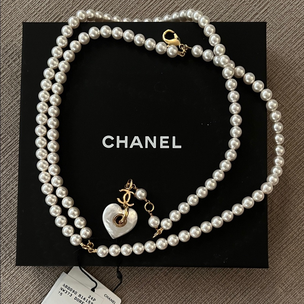 CHANEL White Pearl Necklace with Gold Heart Charm